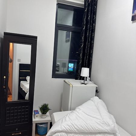 Four Stars Hostel Dubai Exteriör bild