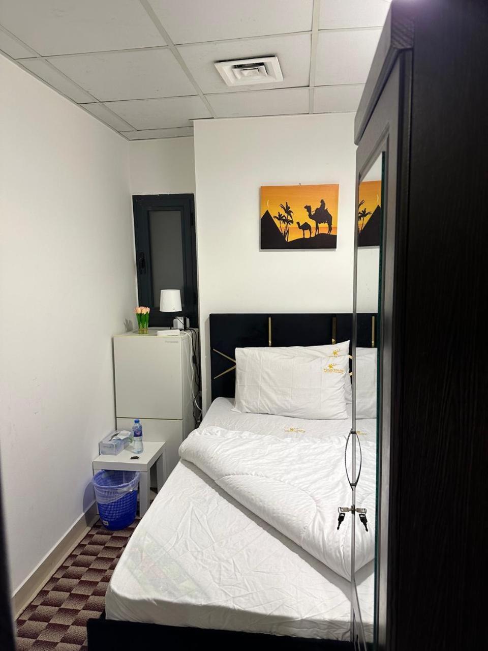 Four Stars Hostel Dubai Exteriör bild