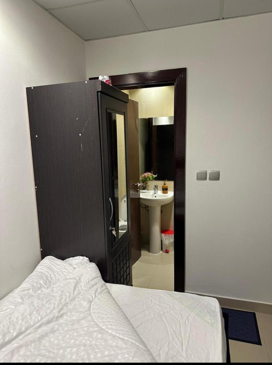 Four Stars Hostel Dubai Exteriör bild