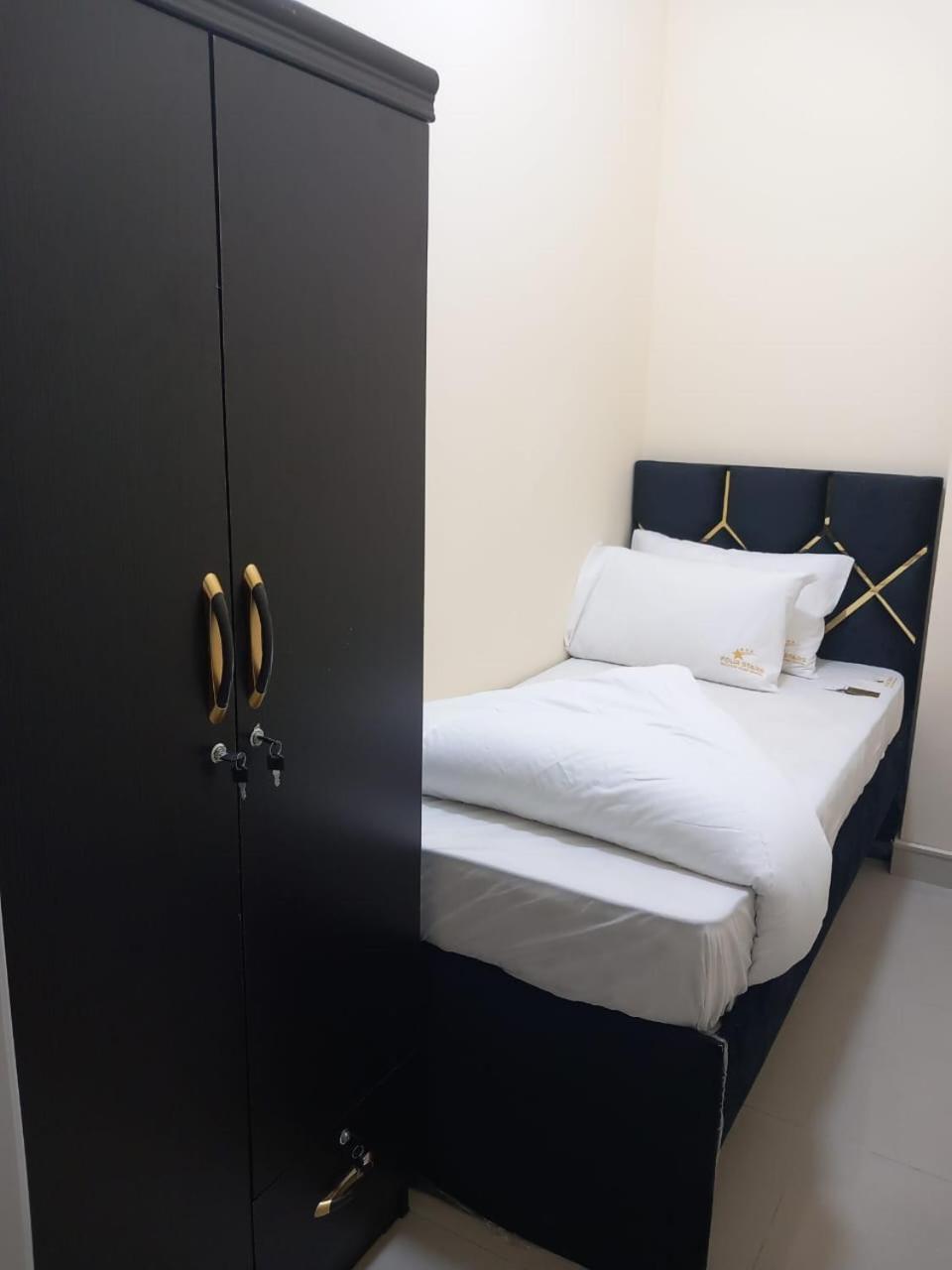 Four Stars Hostel Dubai Exteriör bild