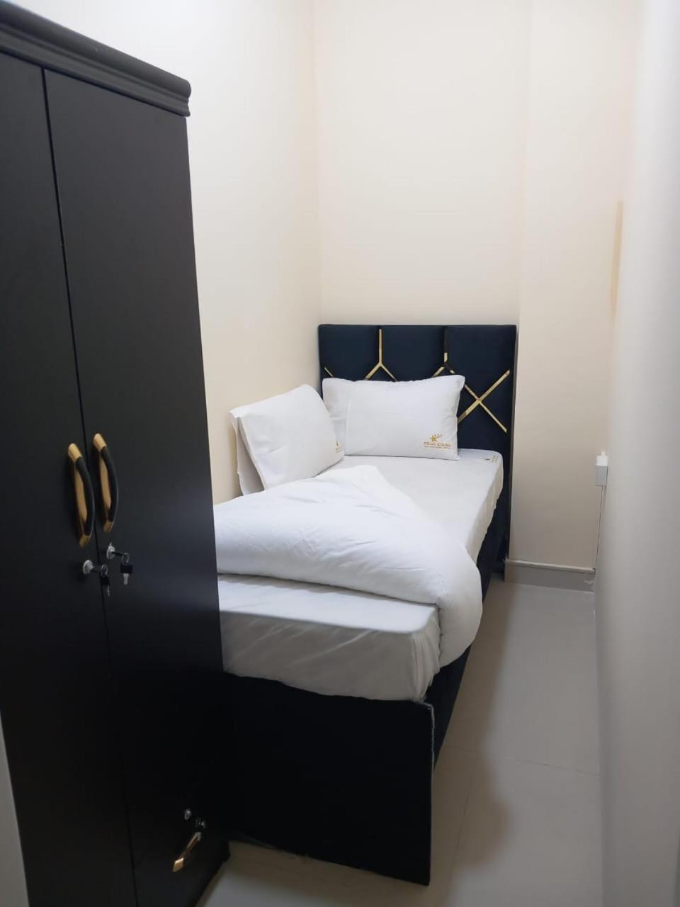 Four Stars Hostel Dubai Exteriör bild