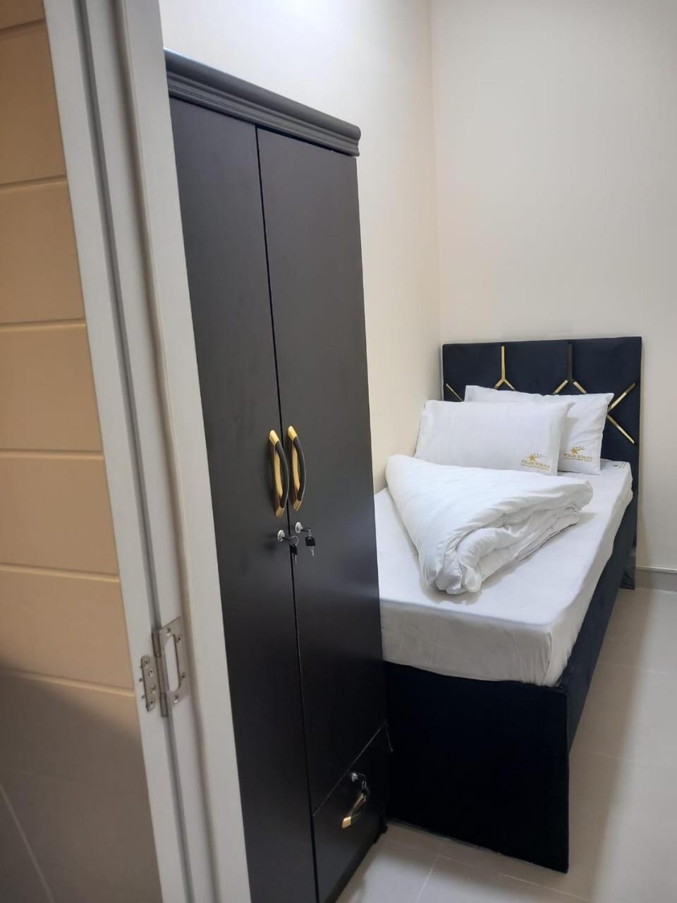 Four Stars Hostel Dubai Exteriör bild