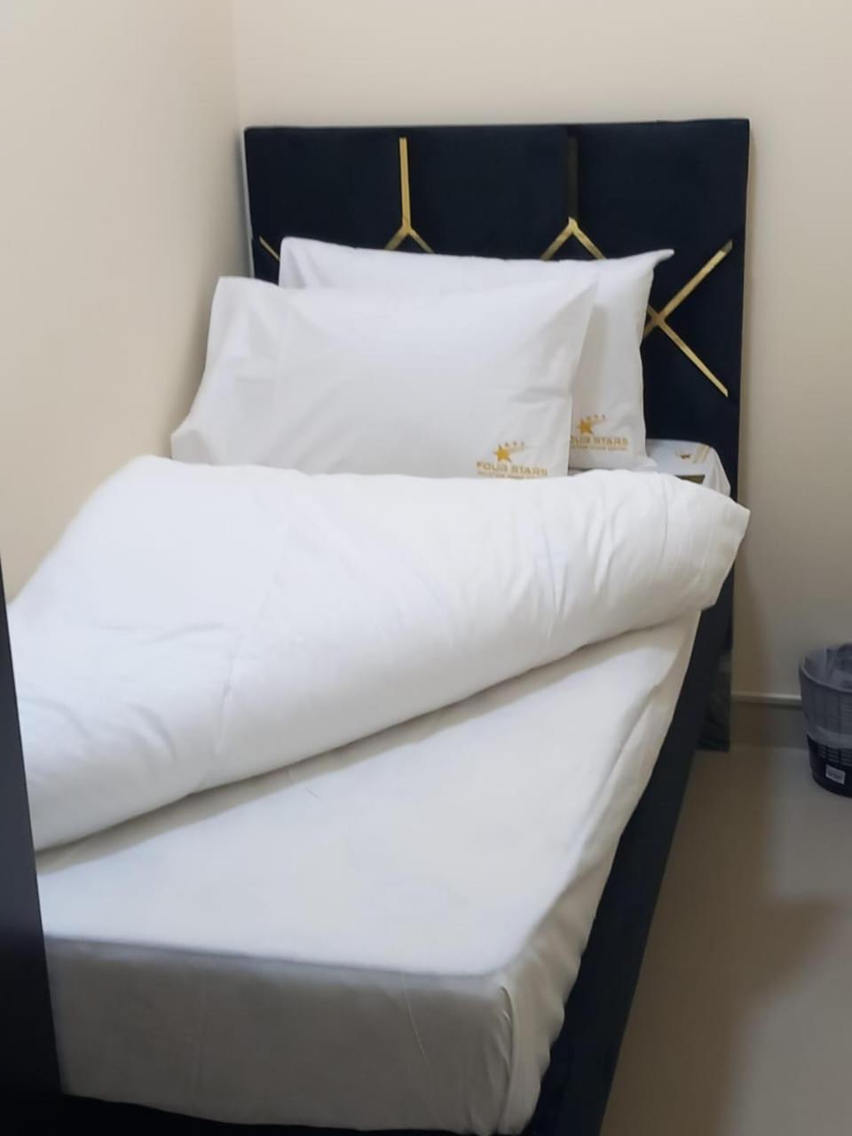 Four Stars Hostel Dubai Exteriör bild