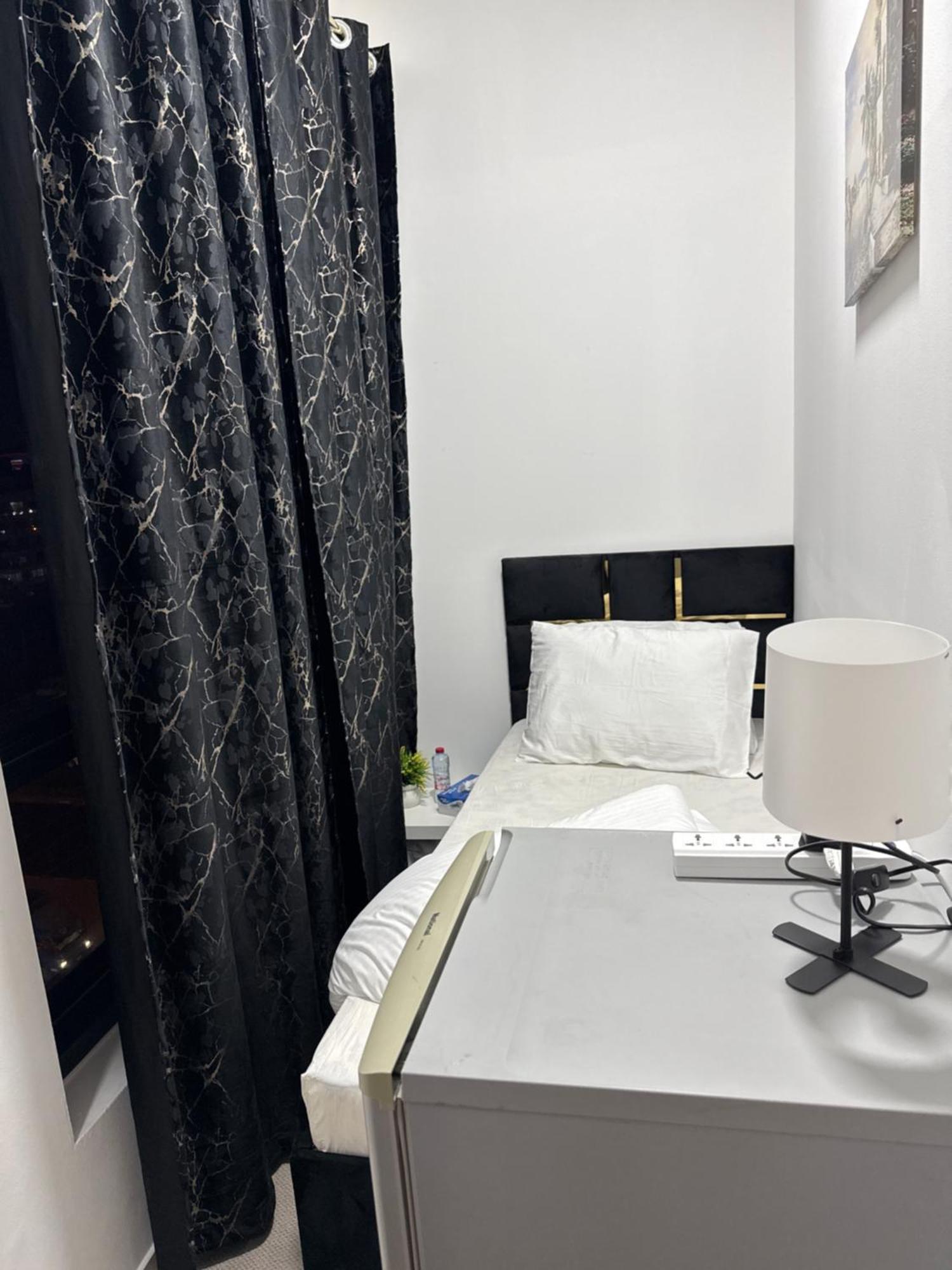 Four Stars Hostel Dubai Exteriör bild