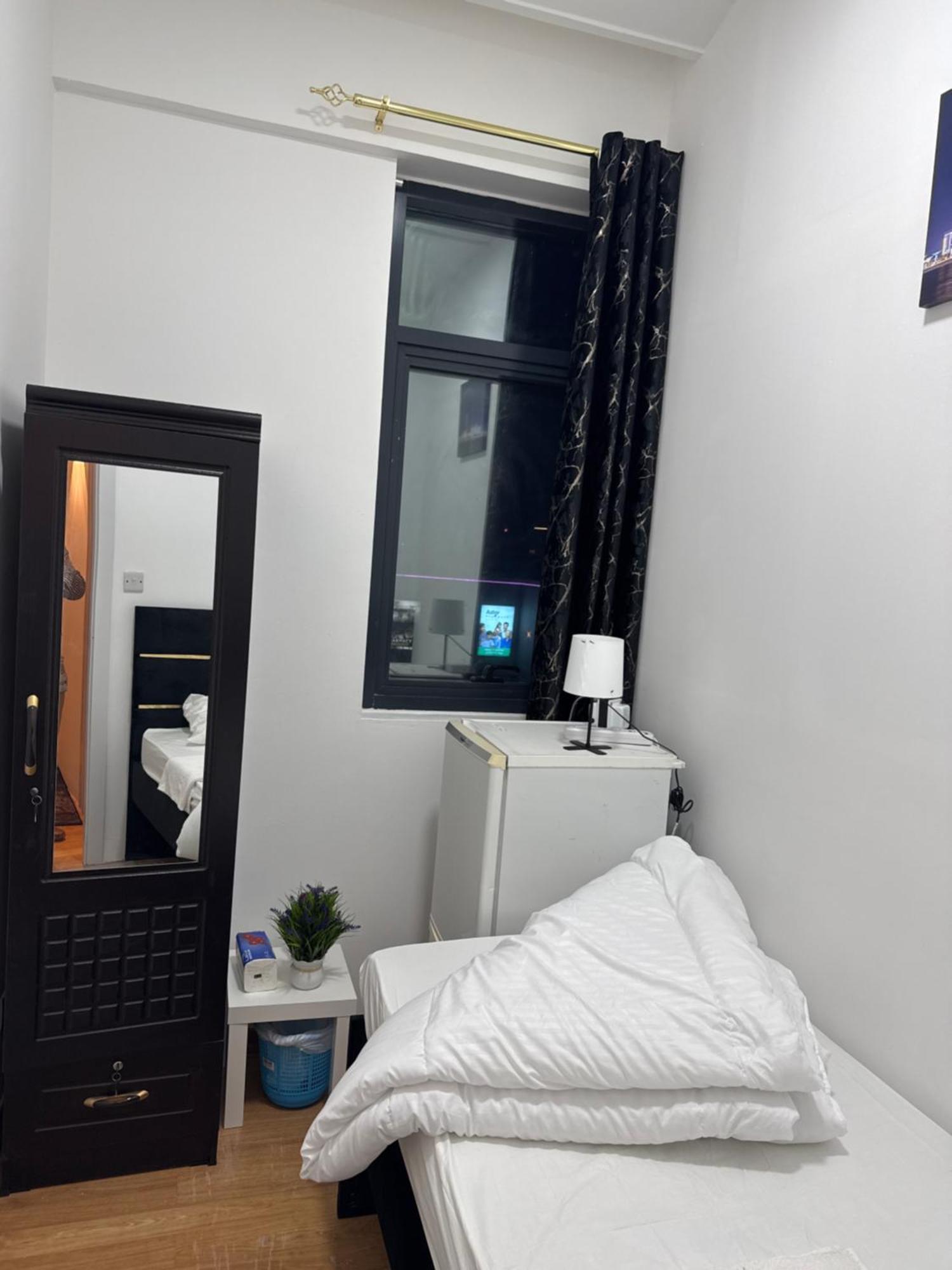 Four Stars Hostel Dubai Exteriör bild